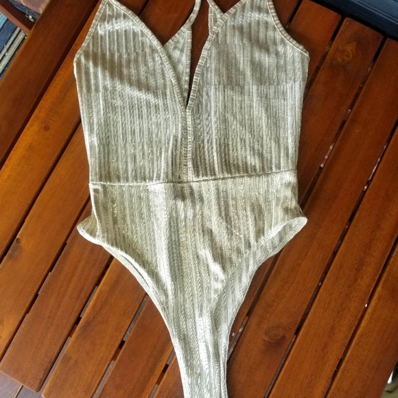 💥 Gold V-Neck Bodysuit 💥 - Picture 1 of 5